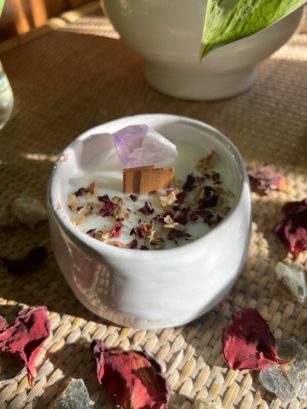 Vela blanca con amatista y pétalos