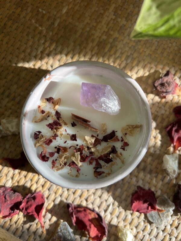 Vela blanca con amatista y pétalos - Imagen 3
