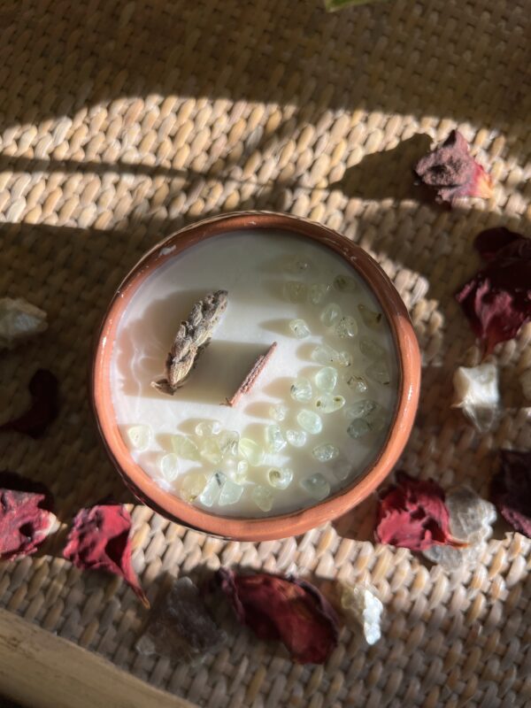 Vela terracota con mica prehnita y lavanda